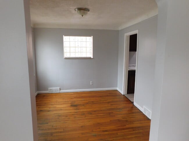 Building Photo - Newly Refreshed Move In Ready Bungalow