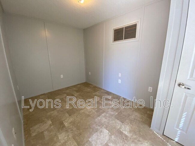 Building Photo - 8086 Heck Dr