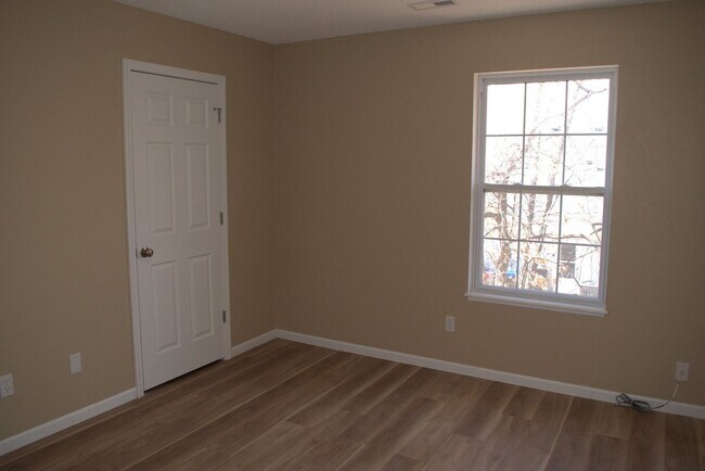 Building Photo - 1309-1311 Godas