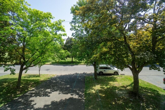 Building Photo - Bright 1st Floor Flat With Garage and Back...