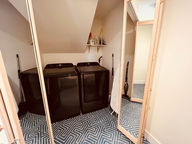 Building Photo - 2381 S Cherokee St