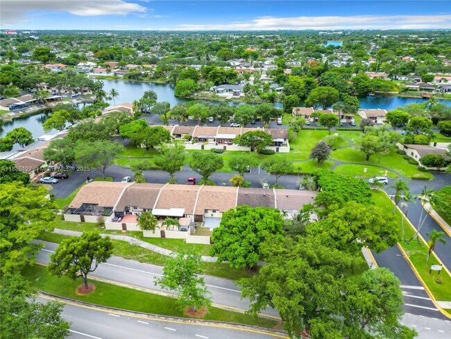 Building Photo - 13804 Kendale Lakes Dr