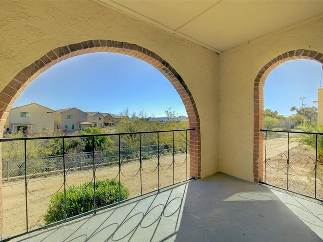 Building Photo - 2 Bedroom, 2 Bath