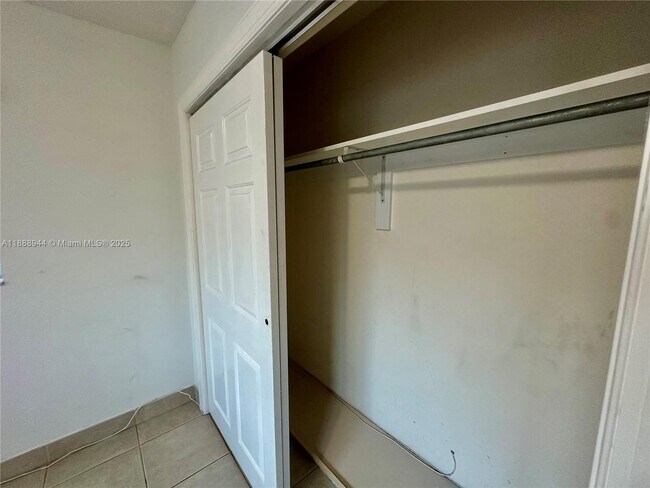 Building Photo - 1274 NE 40th St