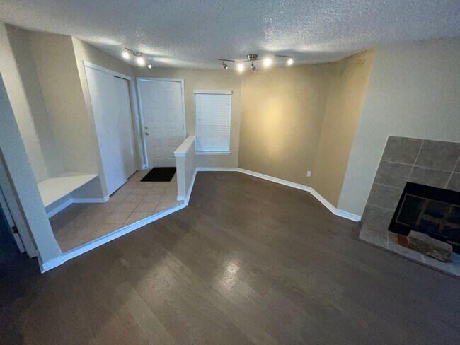 Building Photo - Updated 2 Bedroom, 2 Bath Condo (Available...
