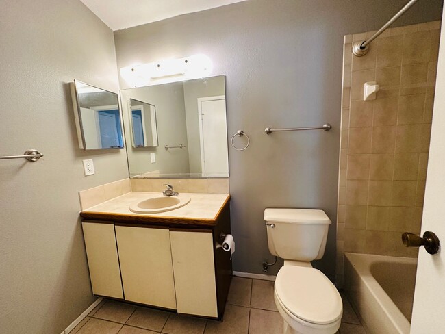 Building Photo - 1 Bedroom Condo in Harbourtowne - Palm Har...