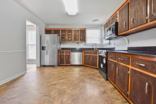 Building Photo - Pet Friendly Three Bedroom!