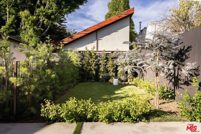 Building Photo - 1016 Manzanita St