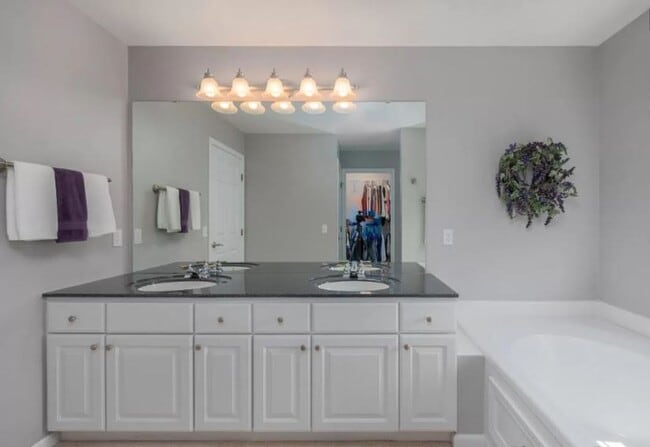 Building Photo - Beautiful large 4 bedroom Home