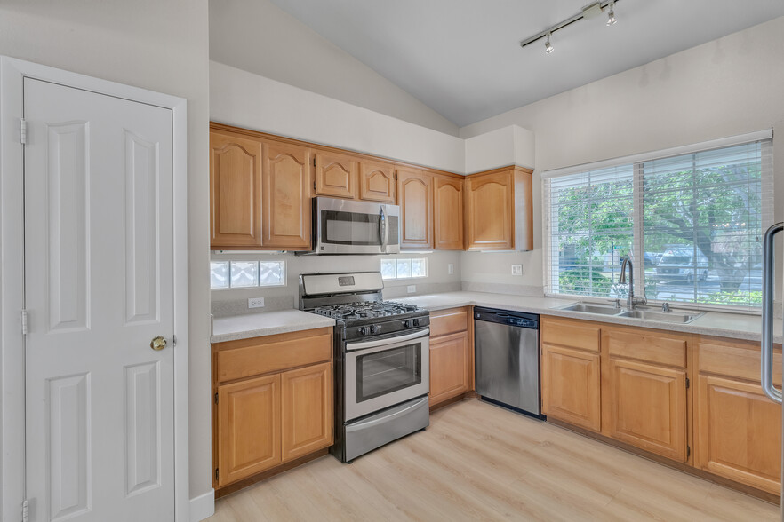 Building Photo - 1568 Lamplight Village Ln