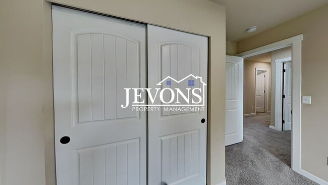 Building Photo - Spacious 5-bedroom home in a great community with 2-car garage, washer and dryer, just minutes fr...