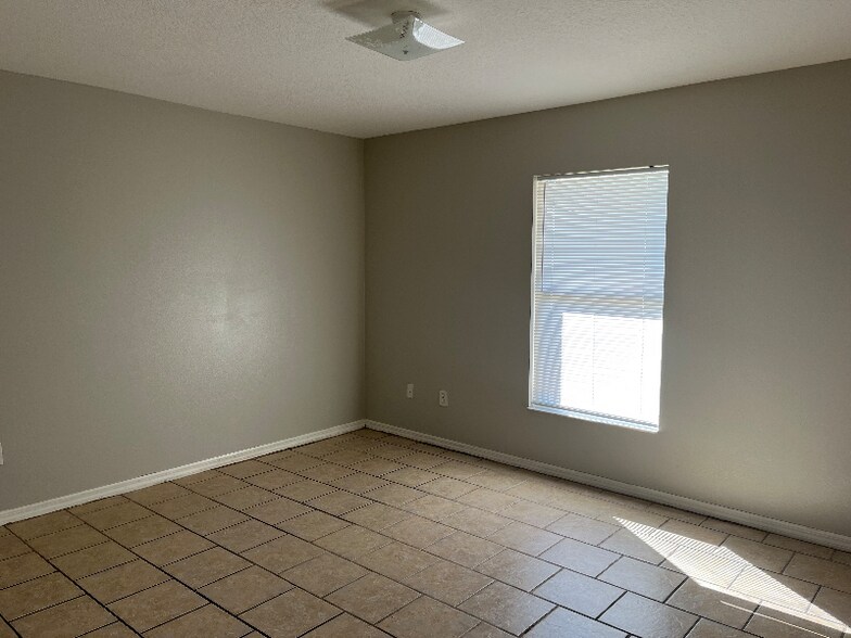 Building Photo - 773 Squirrel Ct