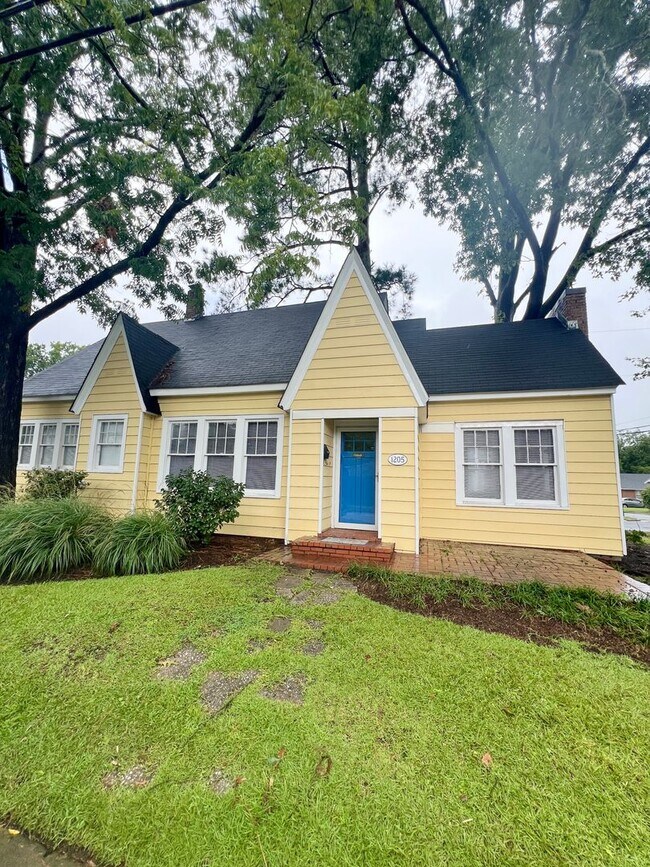 Building Photo - Beautiful 2 Bedroom home one block from ECU!