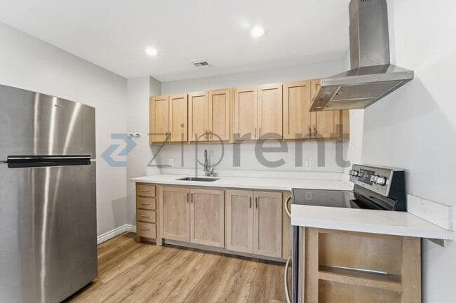 Building Photo - 1031 E Roosevelt St