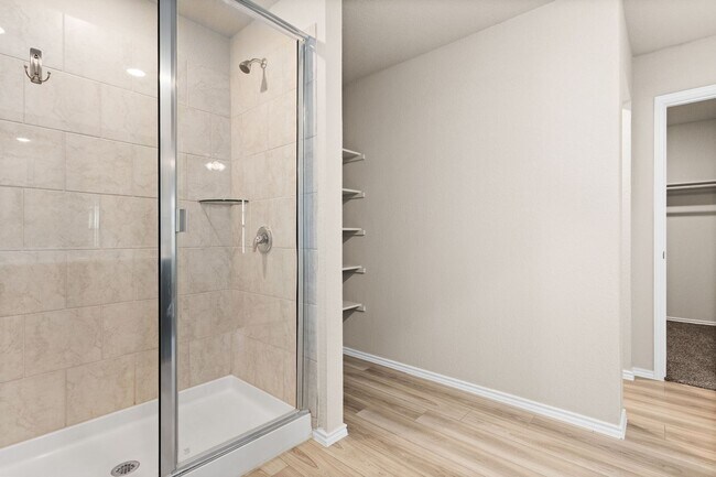 Building Photo - 4 bedroom 2 bath in Creekside Hills with Pool Access