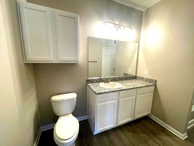 Building Photo - 300 Willow Grv Wy