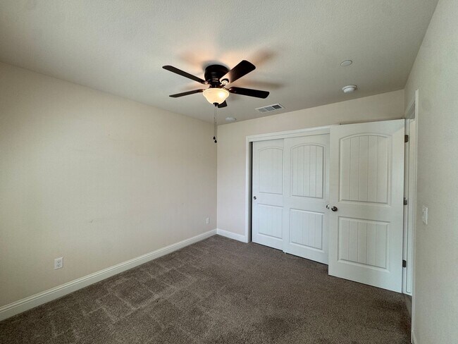 Building Photo - 391 Maclure Ave