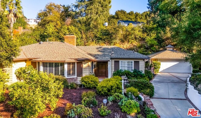 Building Photo - 3924 Woodfield Dr