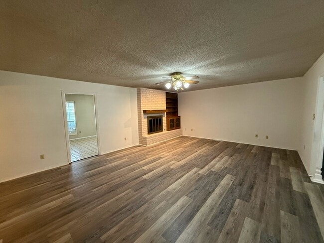 Building Photo - 2200 Hickory Dr SW