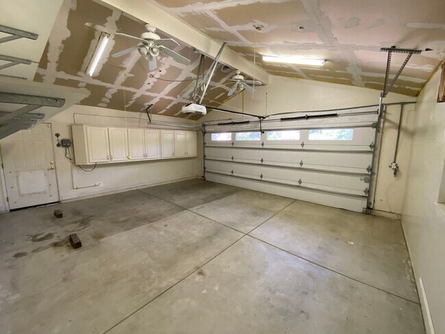 Building Photo - Spacious home in Green Acres coming soon!