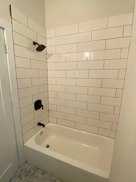 bath - 1333 N Ashland Ave