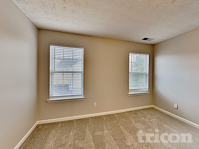 Building Photo - 872 Woodside Dr