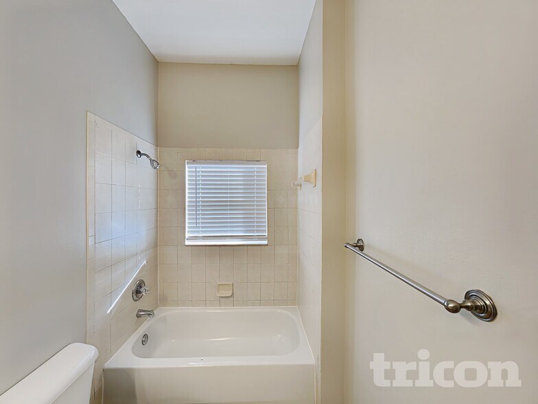 Building Photo - 13305 Silvercreek Dr