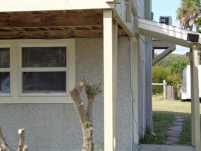 Building Photo - Nice updated unit on the north end of the Island