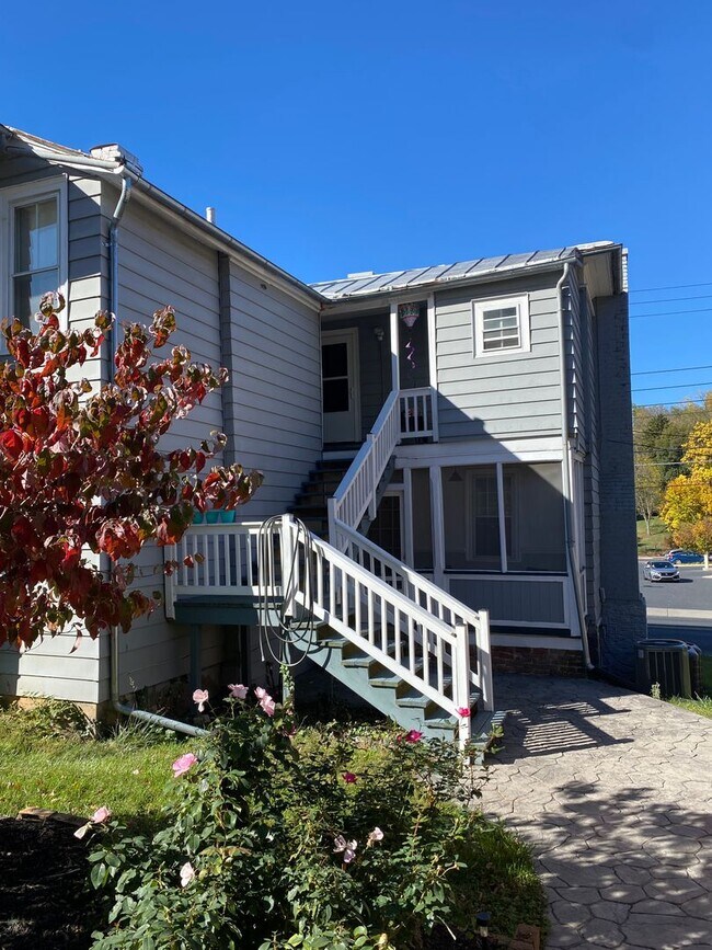 Building Photo - 401 N Augusta St