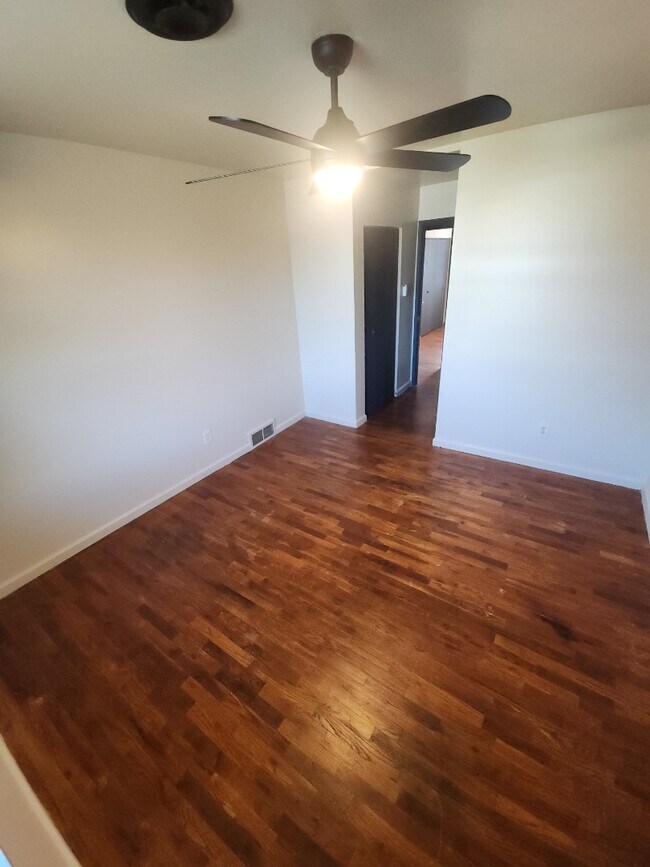 Building Photo - 9921 Sloane Square