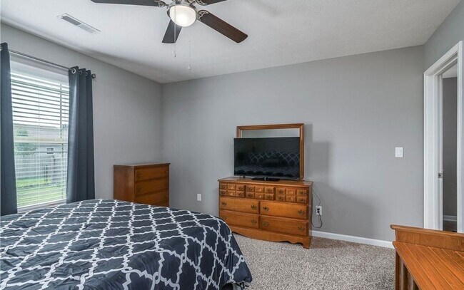 Building Photo - 3BR/2BA Home with Two Car Garage, Fenced B...