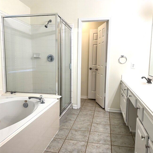 Building Photo - 10023 Hickory Trail Ln