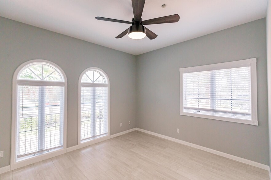 Building Photo - 3200 Village Walk Cir