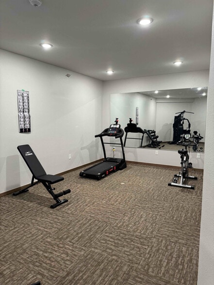 Building Photo - 600 Hickory St