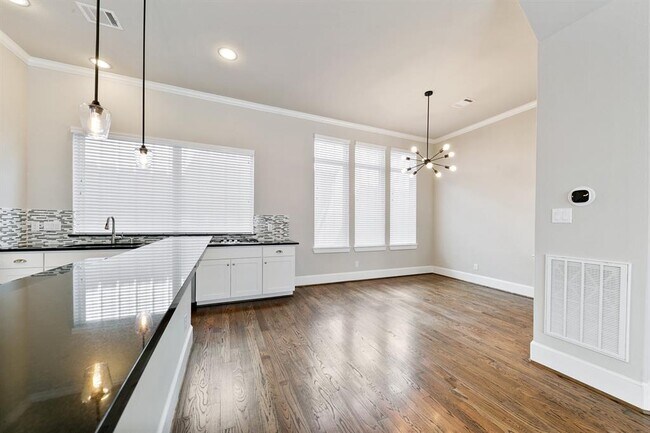 Building Photo - 5521 Larkin St