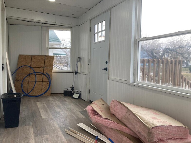 3-Seasons Room - 838 N Metcalf St