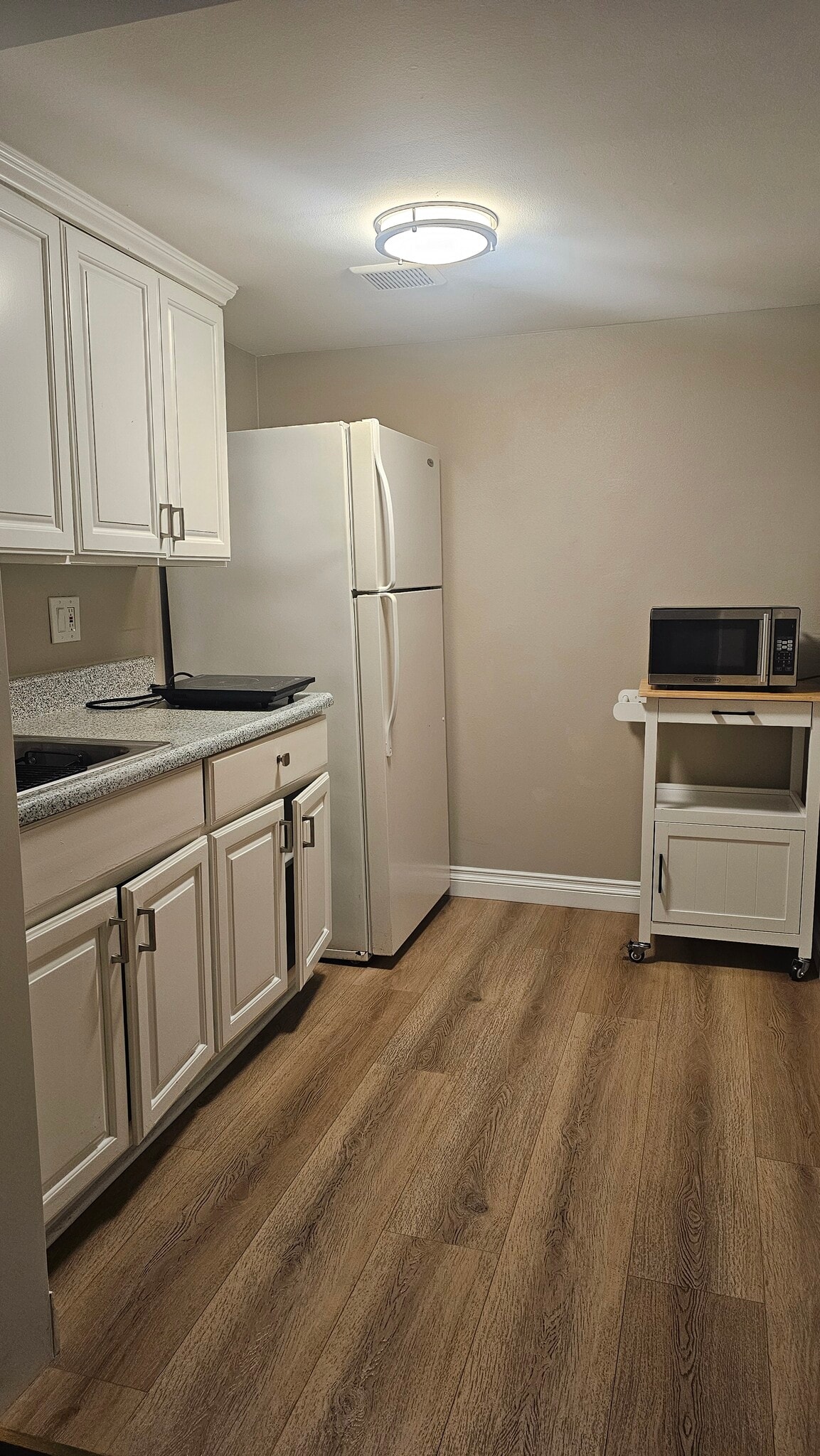 Kitchen - 13939 Facade Ave