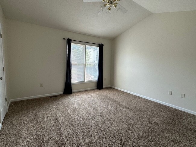 Building Photo - Spacious Home With 2 Suites & Walk-Out Bas...