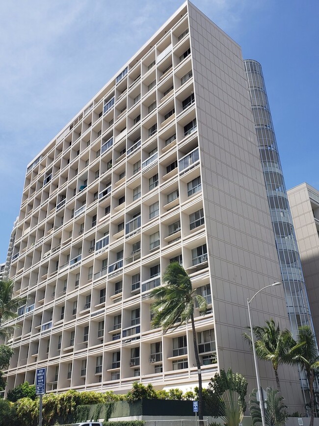 Building Photo - 500 Ala Wai Plaza 3 bedroom 2.5 Bath