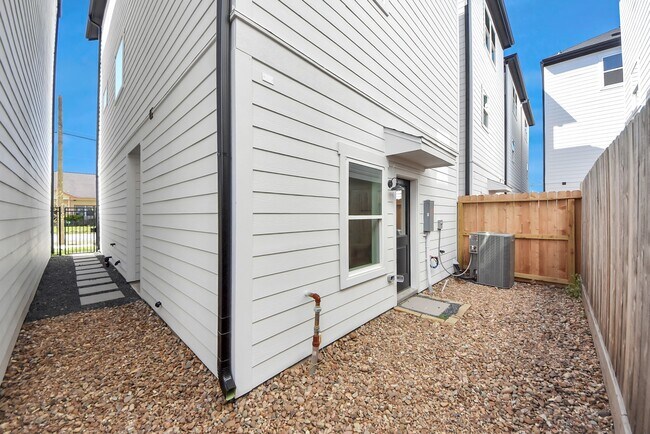 Building Photo - 4818 Cochran St