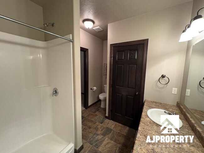 Building Photo - 9402 W Broek Dr