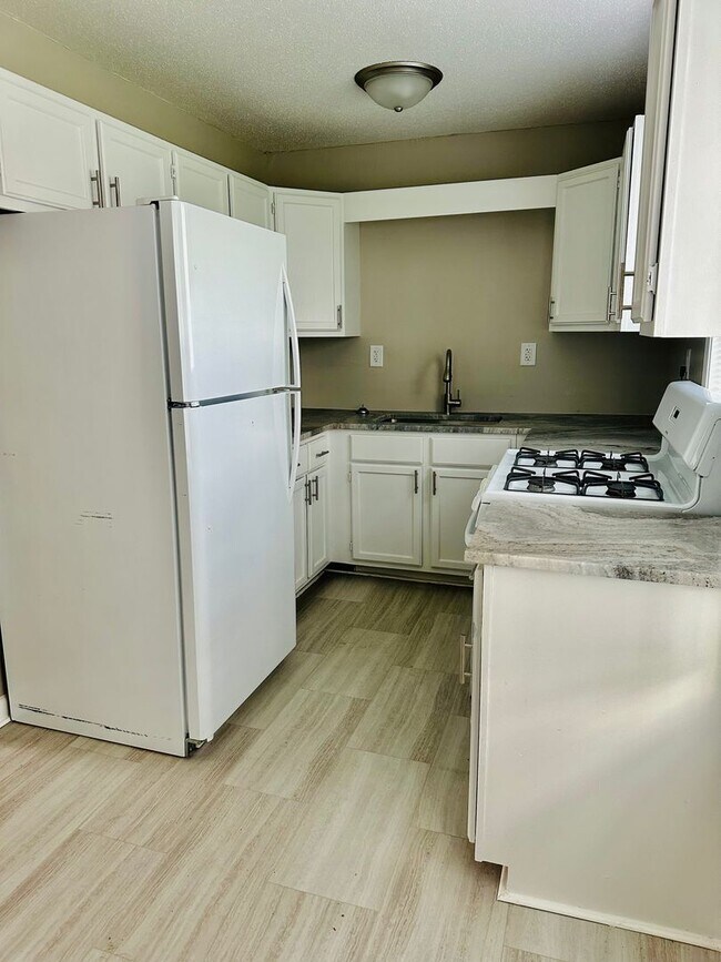 Building Photo - Cute 3 bedroom home move in ready