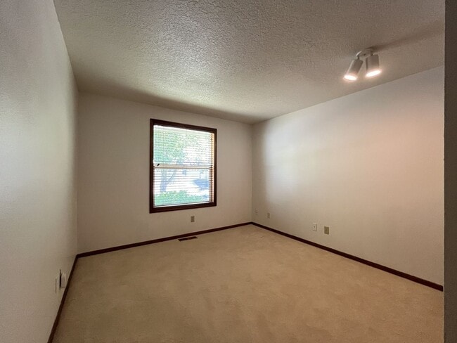 Building Photo - Charming Single-Level Home with Multiple Living Areas and Spacious Backyard Retreat