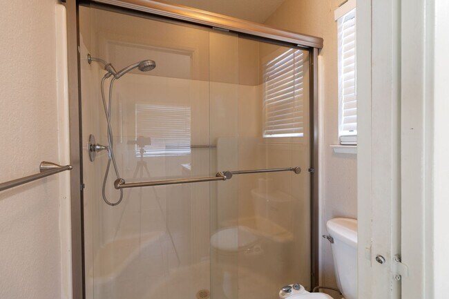 Building Photo - Stunning 3-bedroom, 2-bathroom home with a...