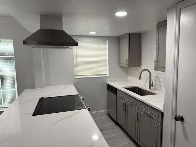 Building Photo - 726 Edgewater Dr