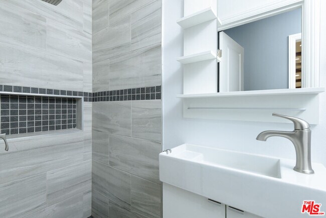 Building Photo - 2107 W 84th Pl