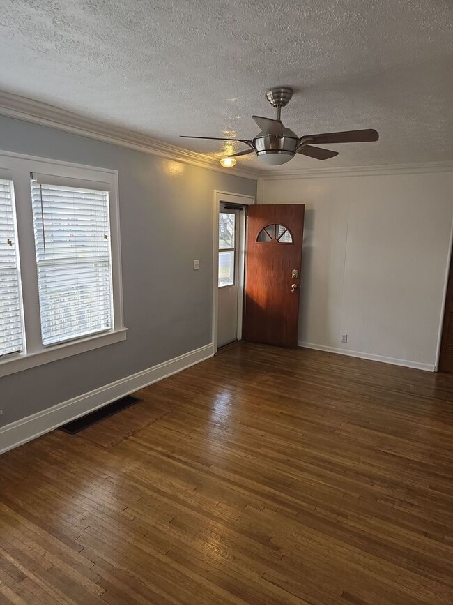 Building Photo - 2 Bedroom 1.5 Bath Single Family Home - Up...