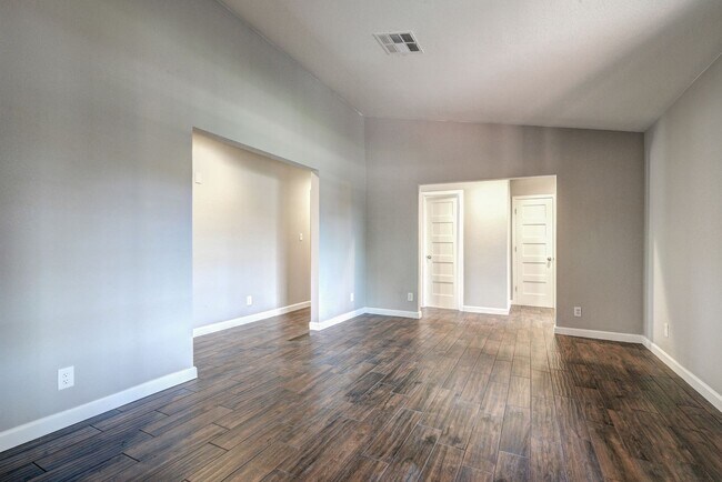 Building Photo - HUGE House In Tempe Close to ASU