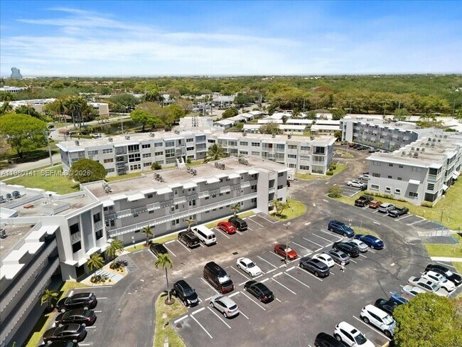 Building Photo - 2200 Park Ln