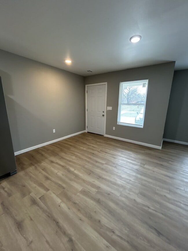 Building Photo - 714 Columbus St